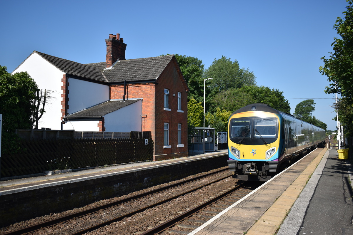 185106 passing through platform 1 (Paul Carpenter)